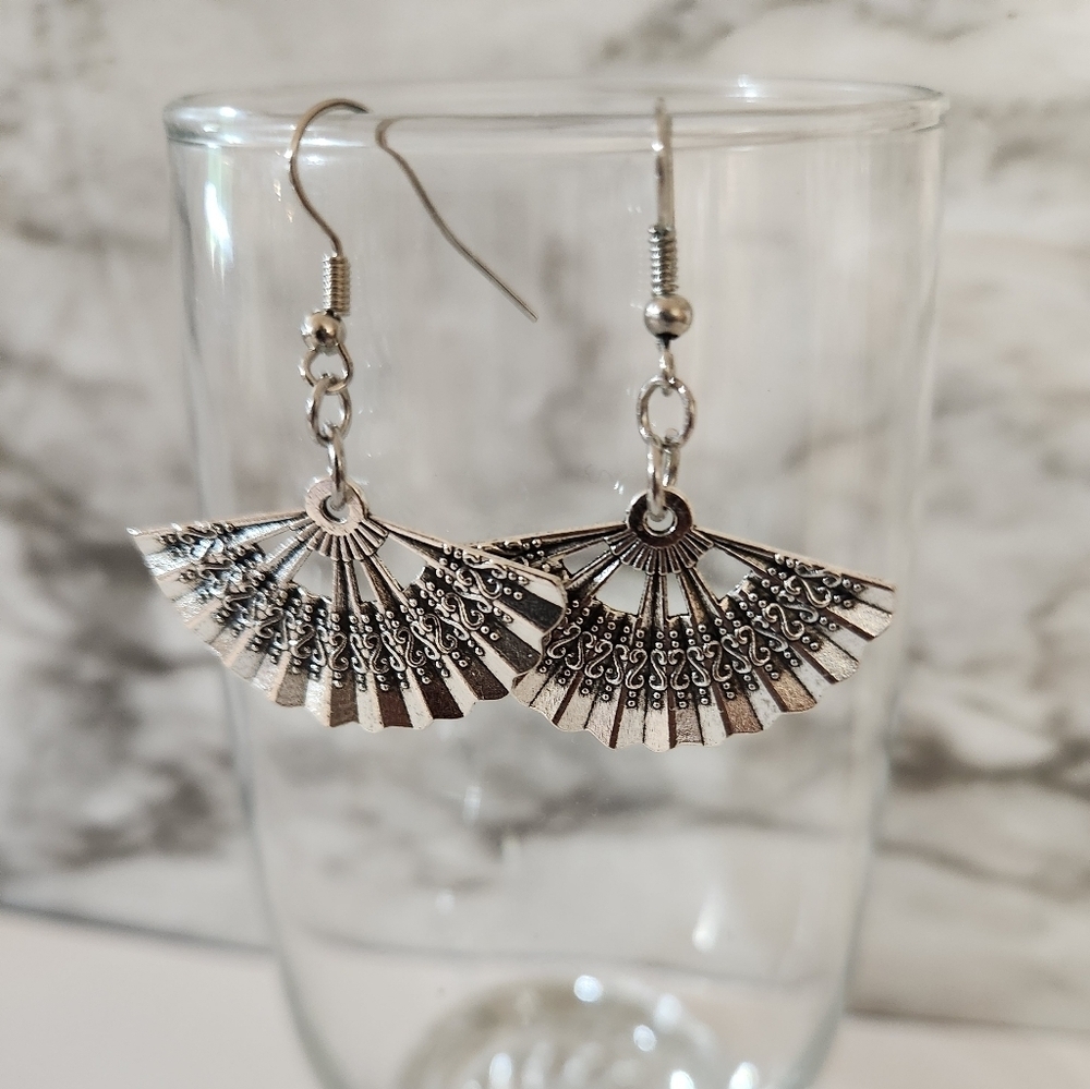 Hand Crafted Elegant Silver Fan Pierced Earrings - Picture 3 of 5